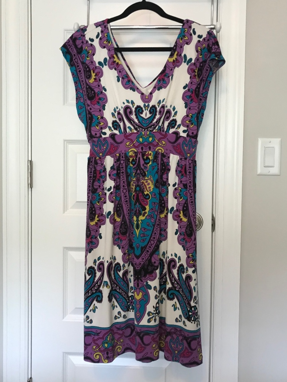 ECi sleeveless v-neck white floral/paisley midi dress with waist tie (12)